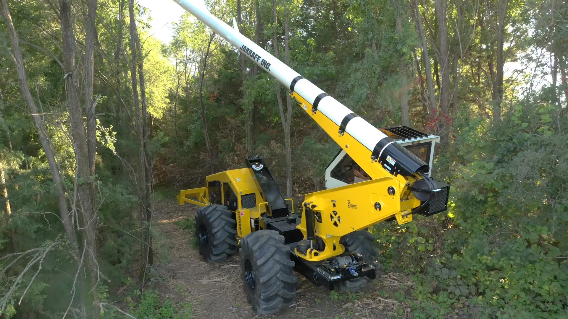 Máquina podadora de árboles en pleno funcionamiento.